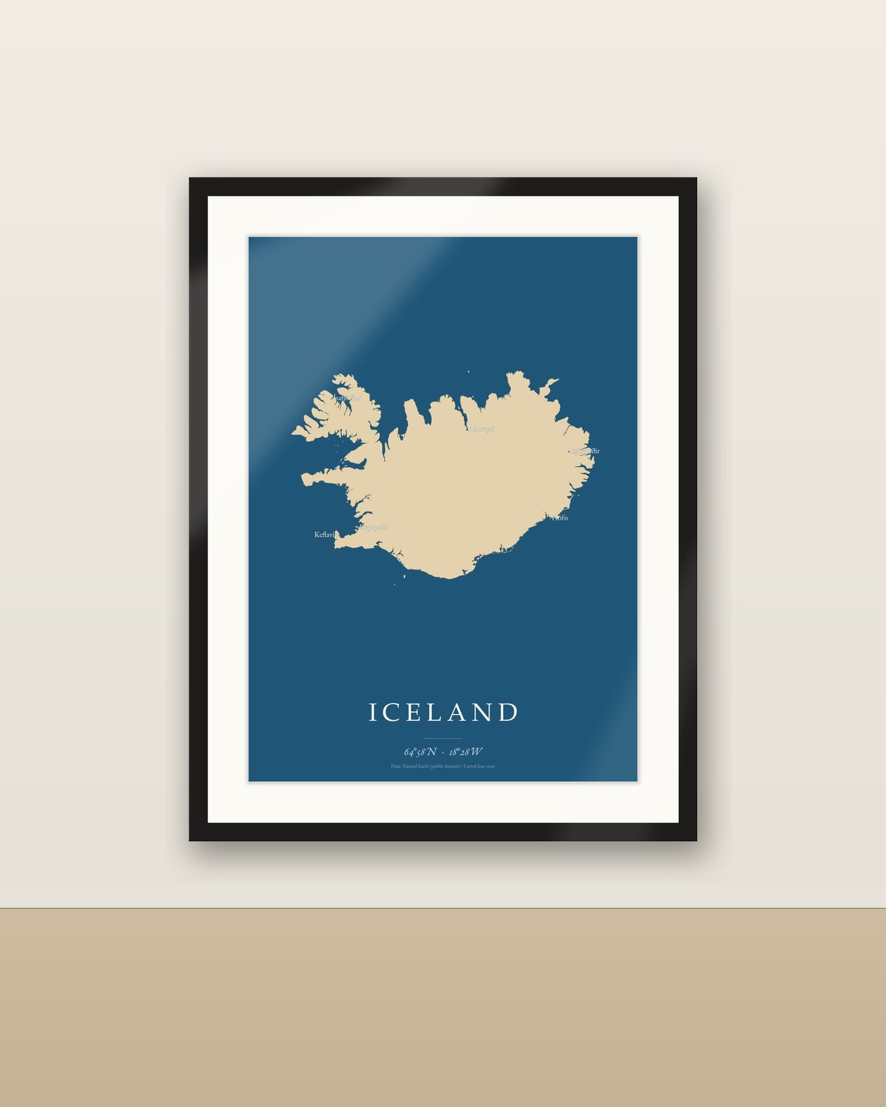 Island Karte Poster, minimalistische Inselkarte, Sand auf tiefblauem Meer