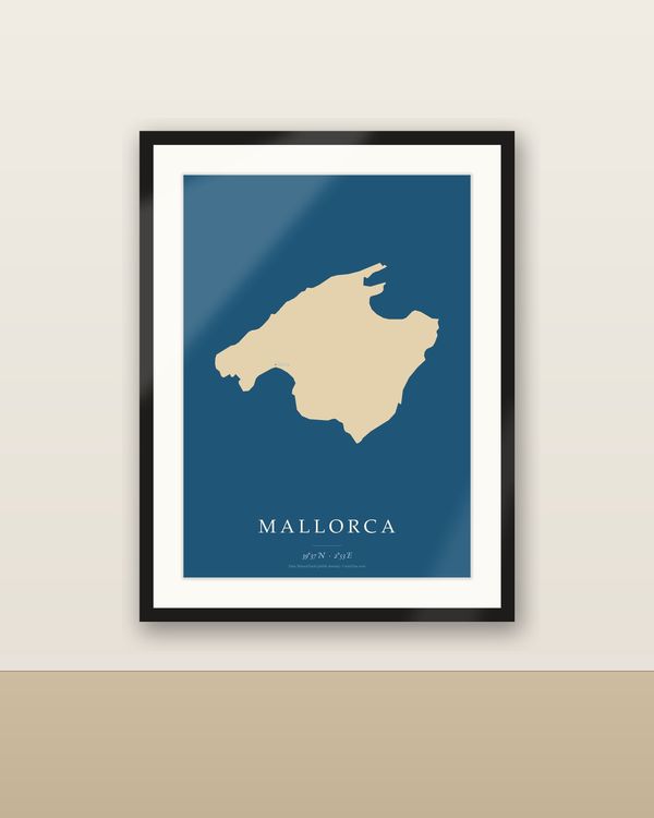 Mallorca Karte Poster, minimalistische Inselkarte, Sand auf tiefblauem Meer