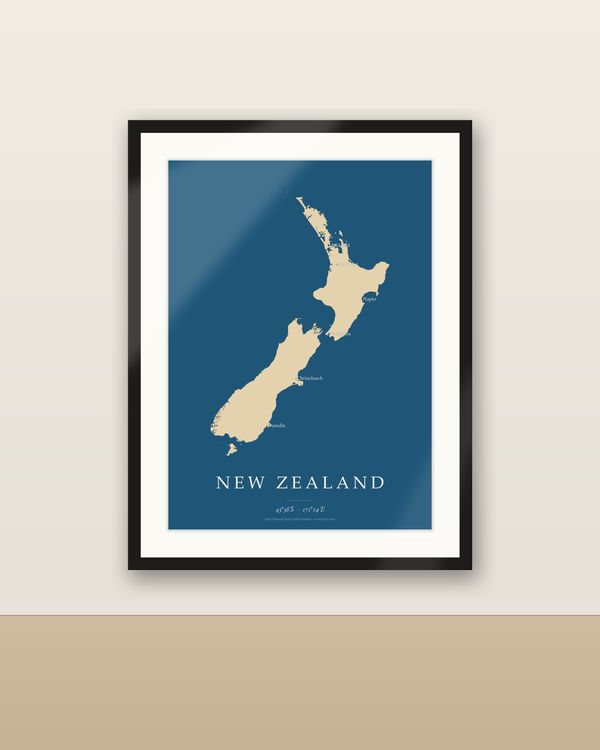 Neuseeland Karte Poster, minimalistische Inselkarte, Sand auf tiefblauem Meer