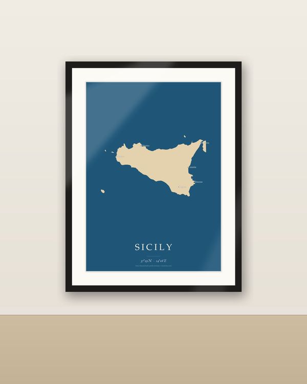Sizilien Karte Poster, minimalistische Inselkarte, Sand auf tiefblauem Meer